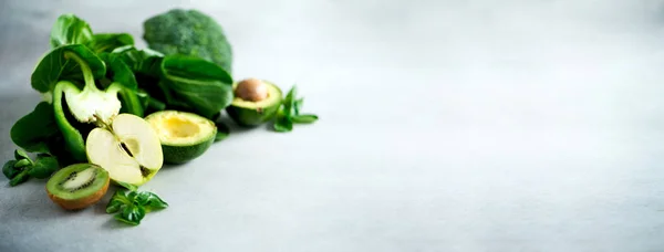 Frullato verde in vaso di vetro con verdure fresche biologiche verdi e frutta su fondo grigio. Dieta primaverile, sana cruda vegetariana, concetto vegano, colazione disintossicante, alimentazione pulita alcalina. Copia spazio — Foto Stock