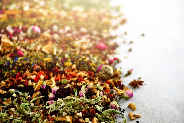 Farklı çay: yeşil, siyah, çiçek, bitki, nane, melissa, gül, ebegümeci, Peygamber Çiçeği. Kuru çay çeşitliliği ile organik meyve, çilek, zencefil, portakal, ahududu, yaban mersini. Üstten Görünüm