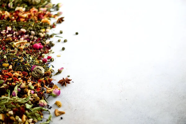 Yakın çay arka plan: yeşil, siyah, çiçek, bitki, nane, melissa, zencefilli, elma, gül, ıhlamur ağacı, meyve, portakal, ebegümeci, ahududu, Peygamber Çiçeği, kızılcık. Kuru çay, üstten görünüm ürün yelpazesine