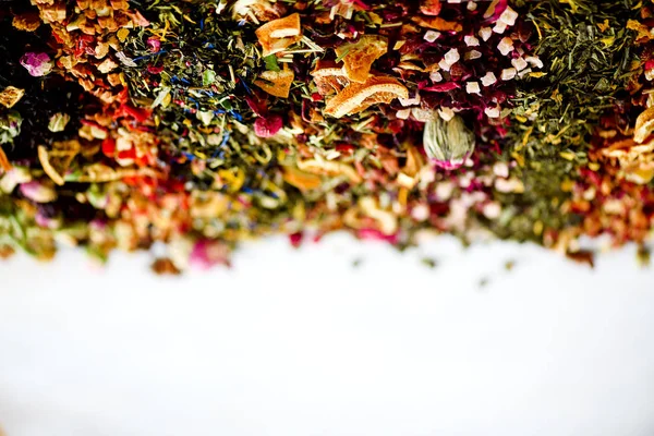 Tea background: green, black, floral, herbal, mint, melissa, ginger, apple, rose, lime tree, fruits, orange, hibiscus, raspberry, cornflower, cranberry. Assortment of dry tea, top view. — Stock Photo, Image