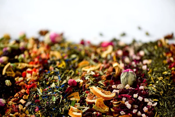 Yakın çay arka plan: yeşil, siyah, çiçek, bitki, nane, melissa, zencefilli, elma, gül, ıhlamur ağacı, meyve, portakal, ebegümeci, ahududu, Peygamber Çiçeği, kızılcık. Kuru çay, üstten görünüm ürün yelpazesine