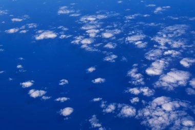 Bulutlar ve gökyüzü uçak penceresinden görüntüleyin. Soyut mavi doku. Kopya alanı