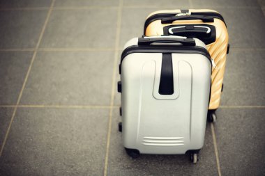 İki bavul üzerinde gri arka plan bulanık. Yaz tatil ve seyahat kavramı. Kopya alanı ile seyahat bavul