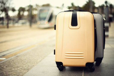Citypass ışık demiryolu Kudüs'te. İki valiz tren istasyonu şehir tren karşı ayakta. Tatil ve seyahat kavramı. Kopya alanı, seçici odak