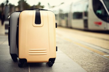 İki valiz tren istasyonu şehir tren karşı ayakta. Tatil ve seyahat kavramı. Citypass ışık demiryolu Kudüs'te. Kopya alanı, seçici odak