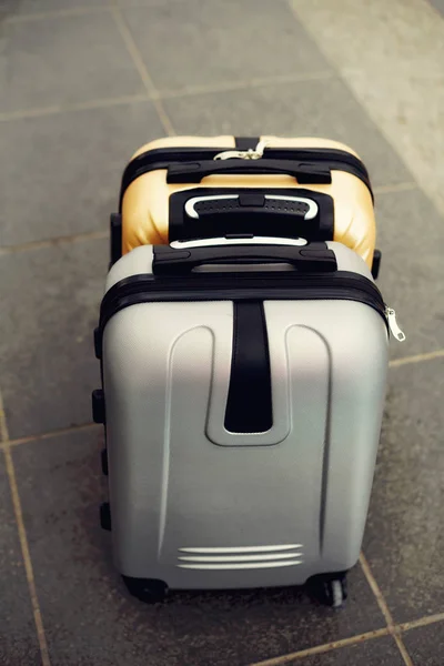 两个手提箱灰色模糊背景。暑假和旅游概念。带复印空间的旅行者手提箱 — 图库照片