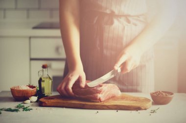 Wooman el ahşap kesim sığır eti kıyma masa, biberiye, yağ, tuz, biber. Beyaz mutfak artalan üzerinde domuz eti yemek Girk. Uzay kopyalayın. Güneş ışığı, tonda etkisi
