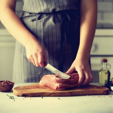 Wooman el ahşap kesim sığır eti kıyma masa, biberiye, yağ, tuz, biber. Beyaz mutfak artalan üzerinde domuz eti yemek Girk. Uzay kopyalayın. Güneş ışığı, tonda etkisi
