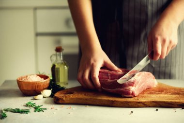 Wooman el ahşap kesim sığır eti kıyma masa, biberiye, yağ, tuz, biber. Beyaz mutfak artalan üzerinde domuz eti yemek Girk. Uzay kopyalayın. Güneş ışığı, tonda etkisi