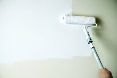 El boyama duvar boya silindiri, pastel renk ile. Daire tadilat, onarım, Bina ve ev kavramı. Kopya alanı, banner. Boya duvarlar için Araçlar.
