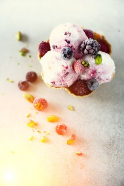 Pembe dondurmalı çilek, çilek, böğürtlen, ahududu, fıstık gözleme sepet içinde. Yaz gıda kavramı, kopya alanı. Sağlıklı gluten ücretsiz meyve dondurma