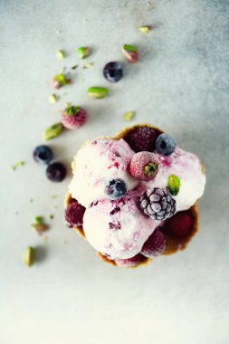 Pembe dondurmalı çilek, çilek, böğürtlen, ahududu, fıstık gözleme sepet içinde. Yaz gıda kavramı, kopya alanı. Sağlıklı gluten ücretsiz meyve dondurma
