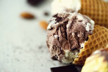 Çikolata ve kahve dondurma waffle koni gri taş zemin üzerine kahve çekirdekleri ile. Yaz gıda kavramı, kopya alanı. Sağlıklı gluten ücretsiz dondurma. Üstten Görünüm