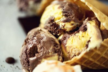 Çikolata ve kahve dondurma waffle koni gri taş zemin üzerine kahve çekirdekleri ile. Yaz gıda kavramı, kopya alanı. Sağlıklı gluten ücretsiz dondurma. Üstten Görünüm