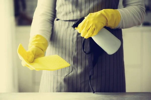 Wanita dengan sarung tangan pelindung karet kuning mengelap debu dan kotor. Membersihkan konsep, spanduk, menyalin ruang — Stok Foto