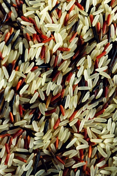 Rauwe biologische rijst berry en bruine rijst gemengd textuur. Voedsel ingrediënt achtergrond. Bovenaanzicht, gezonde levensstijl concept. — Stockfoto