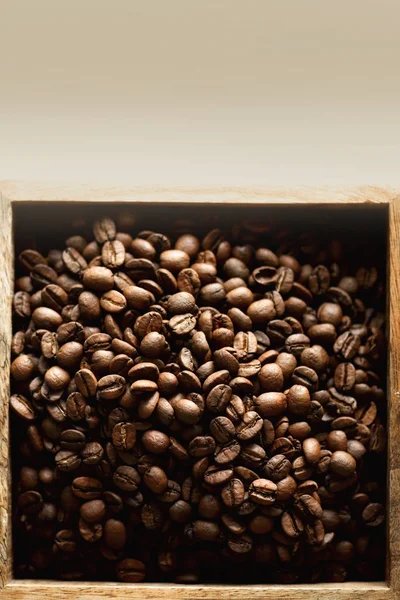 Råa och rostade kaffebönor i trälåda. Ingredienser för kaffe dryck. Mat bakgrund. Banner — Stockfoto