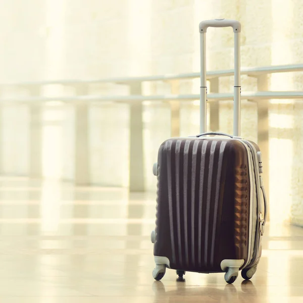 Lunchpakket reizen koffer, luchthaven. Zomer vakantie en vakantie concept. Reiziger bagage, bruin bagage in lege zaal interieur. Kopieer ruimte. Vierkante gewas — Stockfoto