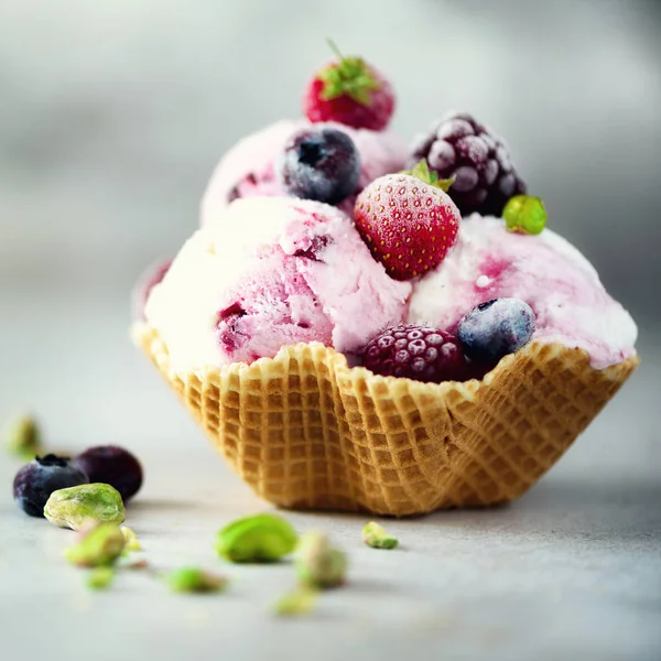 딸기, 딸기, 블루베리, 라스베리, 와플 바구니에 피스타치오와 핑크 아이스크림. 여름 음식 개념, 복사 공간입니다. 건강 한 글루텐 무료 과일 아이스크림 — 스톡 사진