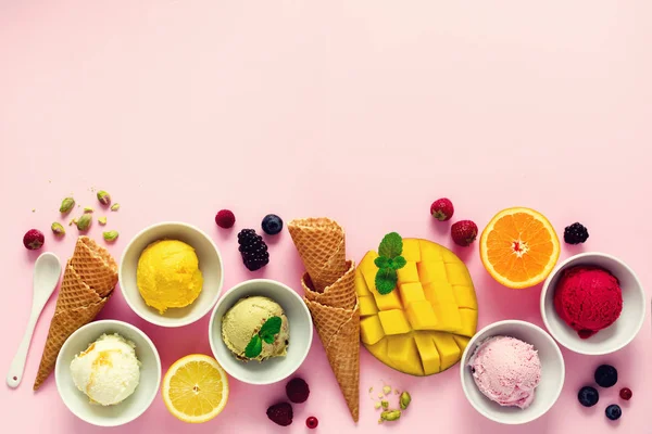 얼음 그릇, 와플 콘, 딸기, 오렌지, 망고, 핑크 누추한 세련 된 배경에 피스타치오 크림 공. 다채로운 컬렉션, 평평 하다, 여름 개념, 평면도 — 스톡 사진