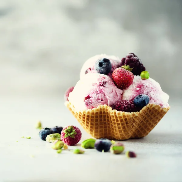 딸기, 딸기, 블루베리, 라스베리, 와플 바구니에 피스타치오와 핑크 아이스크림. 여름 음식 개념, 복사 공간입니다. 건강 한 글루텐 무료 과일 아이스크림입니다. 배너 — 스톡 사진