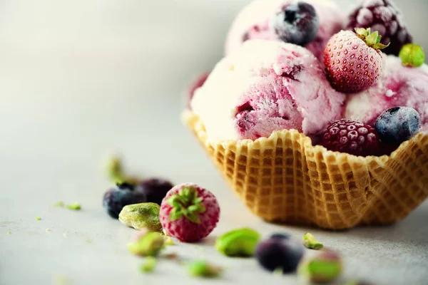 딸기, 딸기, 블루베리, 라스베리, 와플 바구니에 피스타치오와 핑크 아이스크림. 여름 음식 개념, 복사 공간입니다. 건강 한 글루텐 무료 과일 아이스크림입니다. 배너 — 스톡 사진