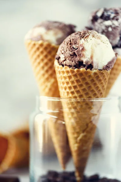 Gelato al cioccolato e caffè in waffle cone con chicchi di caffè su fondo grigio pietra. Concetto di cibo estivo, spazio per la copia. Gelato sano senza glutine. Bandiera — Foto Stock