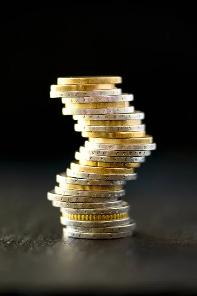 Soldi in euro, valuta. Successo, ricchezza e povertà, concetto di povertà. Monete Euro pila su sfondo nero scuro con spazio di copia . — Foto Stock