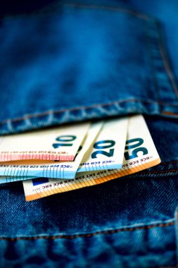 Euro banknot kot pantolon cebinde. Başarı, zenginlik ve yoksulluk, poorness kavramı. Euro para birimi arka plan kopya alanı ile.