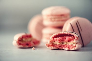 Pembe Fransızca macaroons. Pastel macarons kopya alanı, üstten görünüm ile renkler. Tatiller ve kutlamalar kavramı. Kadın için tatlı hediye kız
