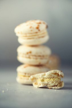 Vanilya karamel macarons, kopya alanı. Tatiller ve kutlamalar kavramı. Kadın için tatlı hediye kız. Afiş