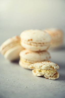 Vanilya karamel macarons, kopya alanı. Tatiller ve kutlamalar kavramı. Kadın için tatlı hediye kız. Afiş