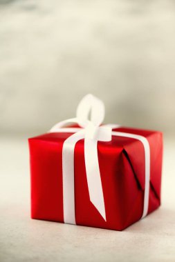 Kopya alanı gri beton zemin üzerine kırmızı hediye kutusu. Noel, yeni yıl, doğum günü, Sevgililer günü, anneler ve kadın gün kavramı. Aşk ile mevcut. Afiş