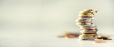 Euro para, para birimi. Başarı, zenginlik ve yoksulluk, poorness kavramı. Euro para yığını ile kopya alanı gri arka plan üzerinde.