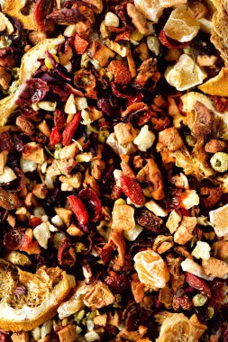 Çay pembe kurutulmuş meyveler ve çiçekler ile karıştırın. Meyve çay arka plan ve doku. Üstten Görünüm. Gıda arka plan. Organik sağlıklı bitki yaprakları, detoks çayı.