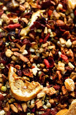 Çay pembe kurutulmuş meyveler ve çiçekler ile karıştırın. Meyve çay arka plan ve doku. Üstten Görünüm. Gıda arka plan. Organik sağlıklı bitki yaprakları, detoks çayı.