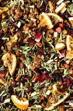 Çay pembe kurutulmuş meyveler ve çiçekler ile karıştırın. Meyve çay arka plan ve doku. Üstten Görünüm. Gıda arka plan. Organik sağlıklı bitki yaprakları, detoks çayı.