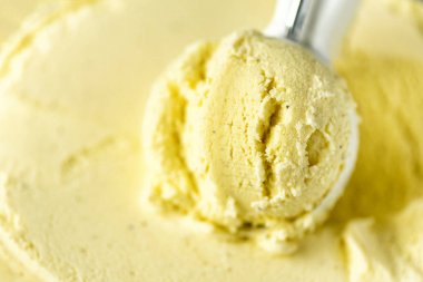 Vanilyalı dondurma kaşık arka plan. Yaz gıda kavramı, kopya alanı, üstten görünüm. Scooped doku. Sarı dondurma scooping.