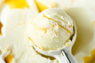 Vanilyalı dondurma kaşık arka plan. Yaz gıda kavramı, kopya alanı, üstten görünüm. Scooped doku. Sarı mango dondurma scooping.