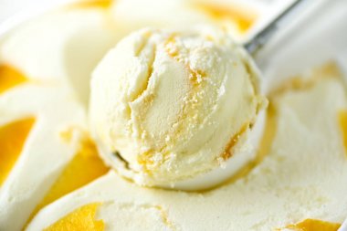 Vanilyalı dondurma kaşık arka plan. Yaz gıda kavramı, kopya alanı, üstten görünüm. Scooped doku. Sarı mango dondurma scooping.