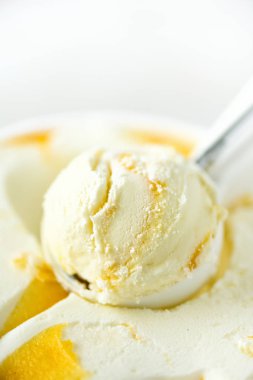 Vanilyalı dondurma kaşık arka plan. Yaz gıda kavramı, kopya alanı, üstten görünüm. Scooped doku. Sarı mango dondurma scooping.