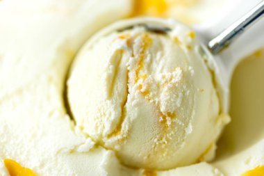Vanilyalı dondurma kaşık arka plan. Yaz gıda kavramı, kopya alanı, üstten görünüm. Scooped doku. Sarı mango dondurma scooping.