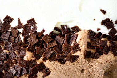 Vanilyalı ve çikolatalı dondurma arka plan scooped. Yaz gıda kavramı, kopya alanı, üstten görünüm. Tatlı yoğurt tatlı veya kahverengi dondurma doku.