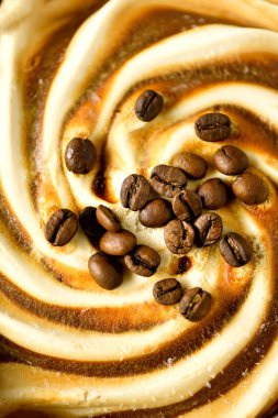 Kahve çekirdekleri ile Çikolatalı dondurma. Yaz gıda kavramı, kopya alanı, üstten görünüm. Scooped doku. Kahverengi dondurma scooping.