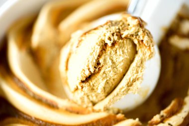 Karamelli dondurma kaşık arka plan. Yaz gıda kavramı, kopya alanı, üstten görünüm. Scooped doku. Kremalı kahve dondurma scooping.