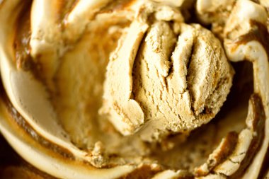 Karamelli dondurma kaşık arka plan. Yaz gıda kavramı, kopya alanı, üstten görünüm. Scooped doku. Kremalı kahve dondurma scooping.