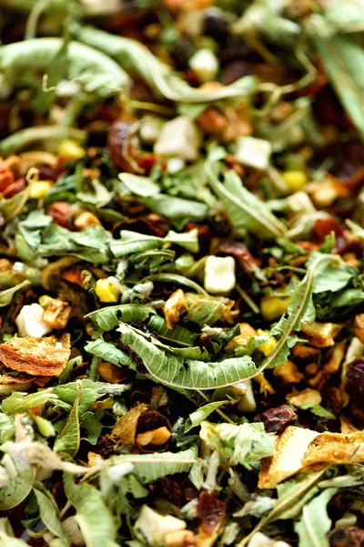 Organik teh chamomile kering dan linden herbal. Makanan latar belakang. Organik daun herbal yang sehat. Tekstur teh detox hijau dengan buah-buahan kering . — Stok Foto