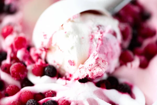 Colher de sorvete rosa com bagas congeladas. Conceito de comida de verão, espaço de cópia, vista superior. Sobremesa de iogurte doce ou bagas fundo de sorvete . — Fotografia de Stock