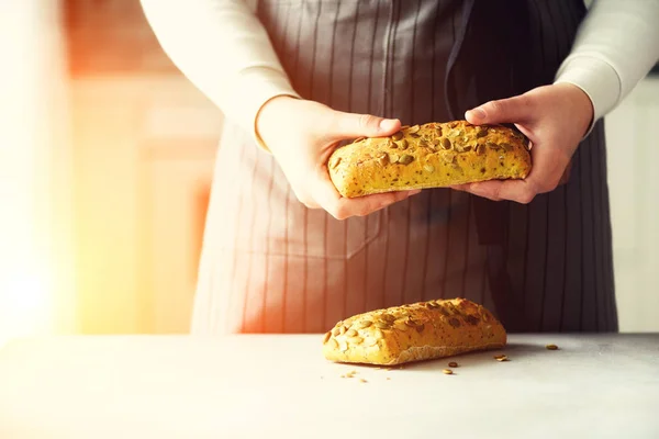 Manos de mujer sosteniendo pan recién horneado. Pan, galletas, concepto de panadería, comida casera, alimentación saludable. Copiar espacio. Banner . — Foto de Stock