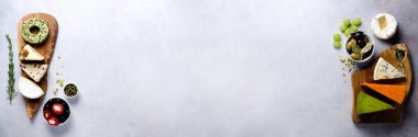 Sert, yarı yumuşak ve yumuşak peynir zeytin, grisini ekmek sopa, Kapari, gri beton artalan üzerinde üzüm ile ürün yelpazesine. Görünümü en çok alanı kopyalayın, yat. Peynir seçimi meze tabağı. Afiş